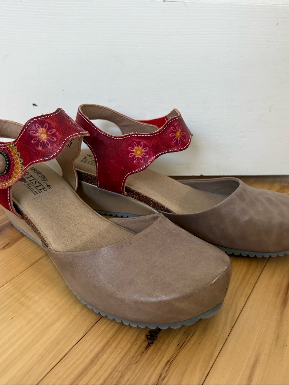 Spring Step L’Artiste Taupe Wedge Sandals with Red Floral Ankle Strap size 42